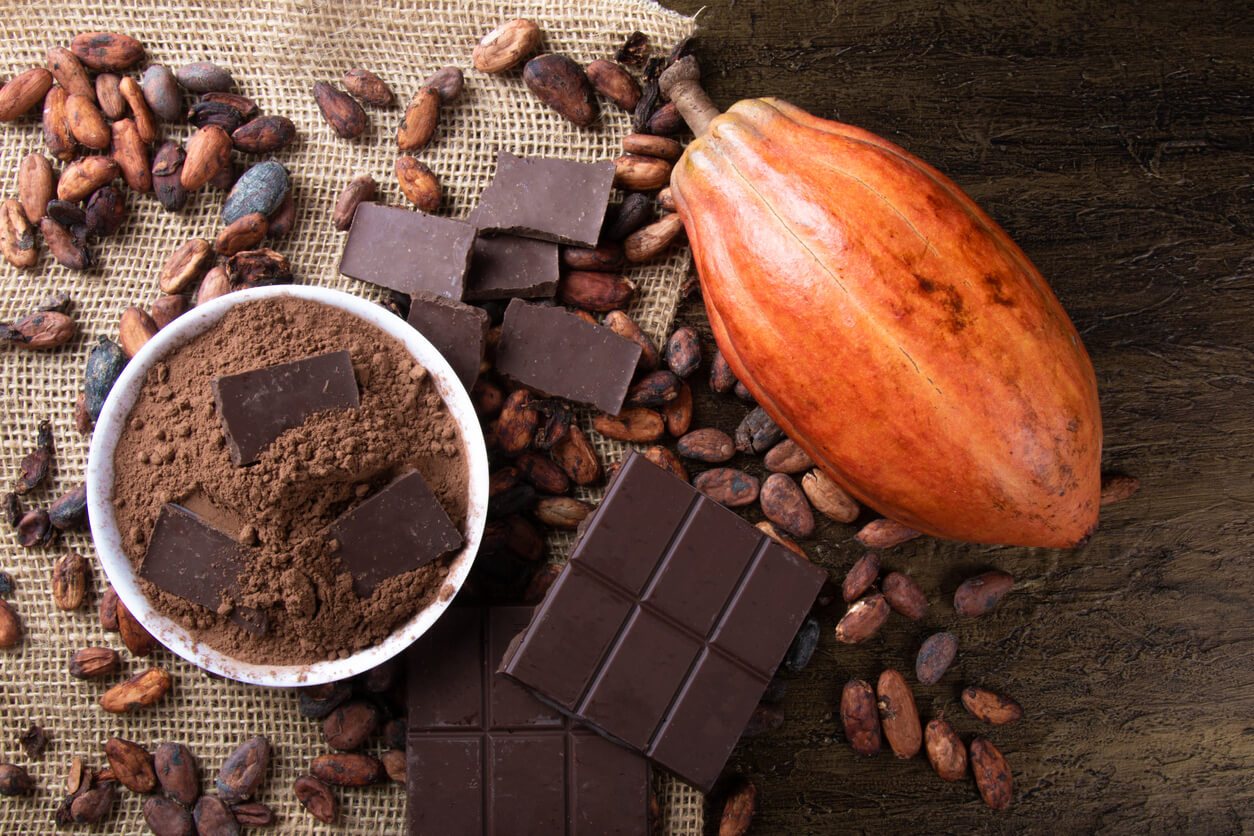 El chocolate con mucho cacao es uno de los snacks que no estropean la dieta.
