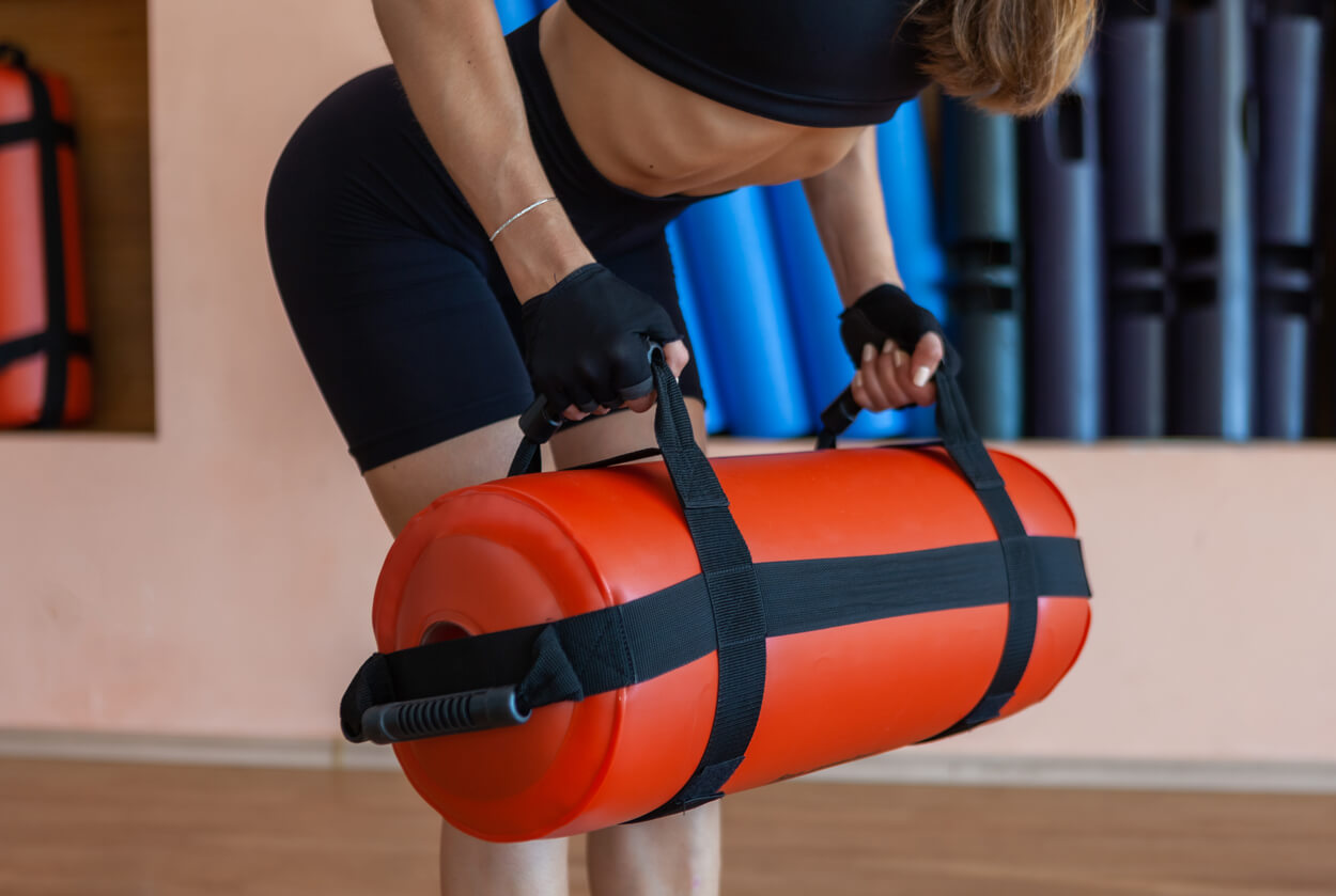 El peso muerto es uno de los ejercicios que se pueden hacer con la functional bag.