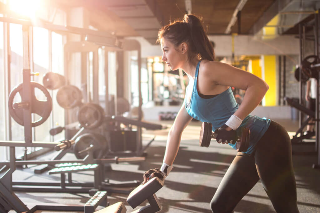 La patada de tríceps es un buen ejercicio para construir músculo en casa.