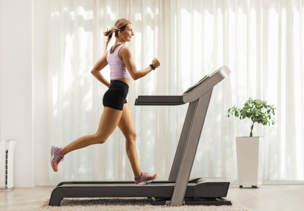 La cinta de correr se ubica entre los peores ejercicios por su impacto articular.