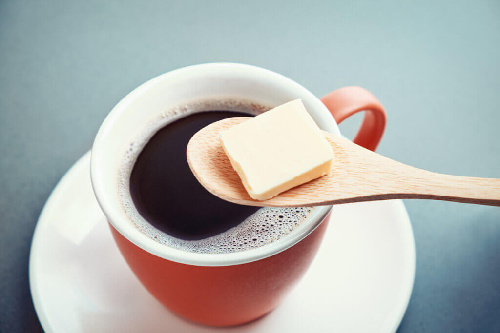 Para preparar el café cetogénico, hay que añadir mantequilla a la infusión.