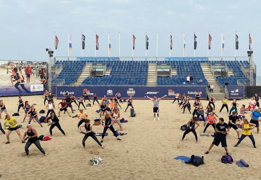 Grupo de personas realizando entrenamiento Xcore en la playa.