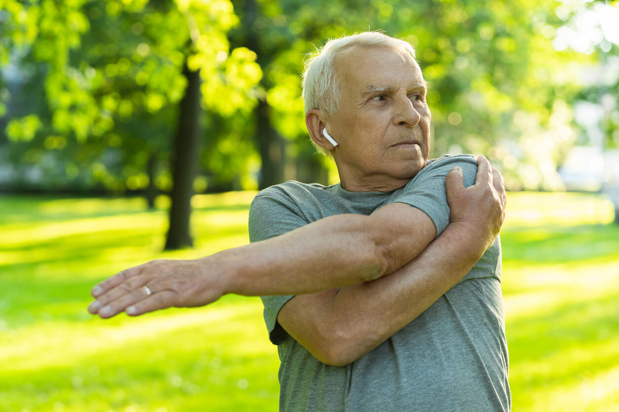 2 ejercicios de hombros para mayores de 40 años