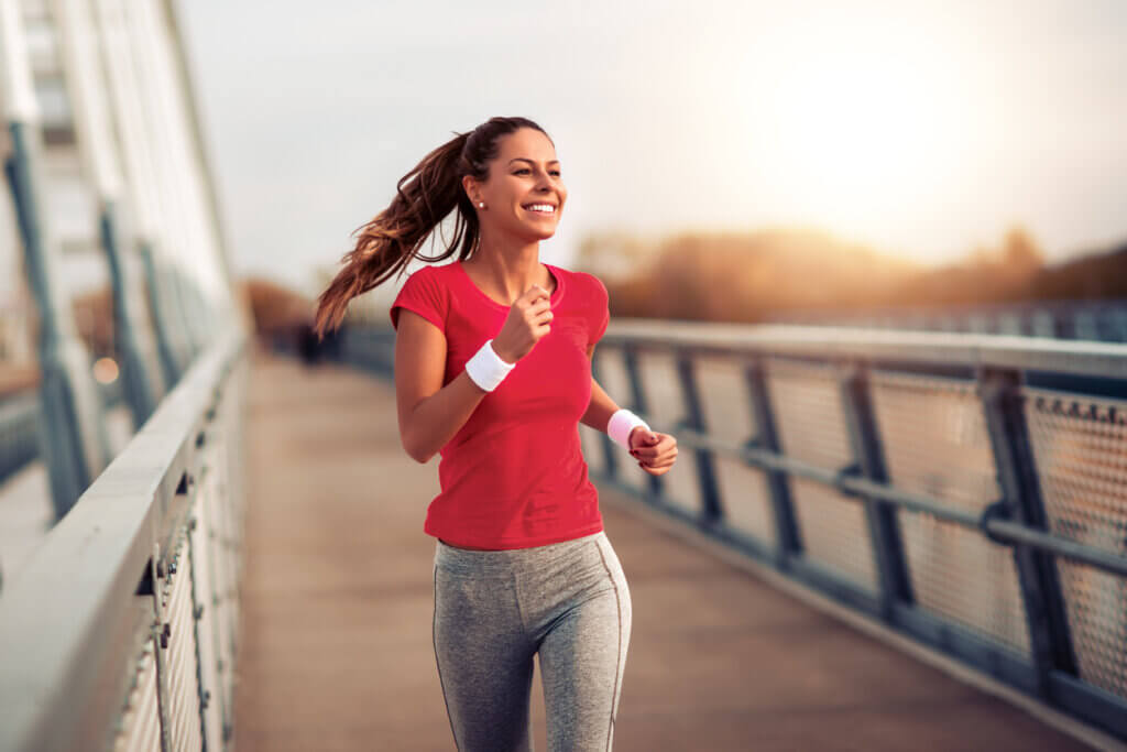 المرأة تتنفس بشكل صحيح أثناء الجري