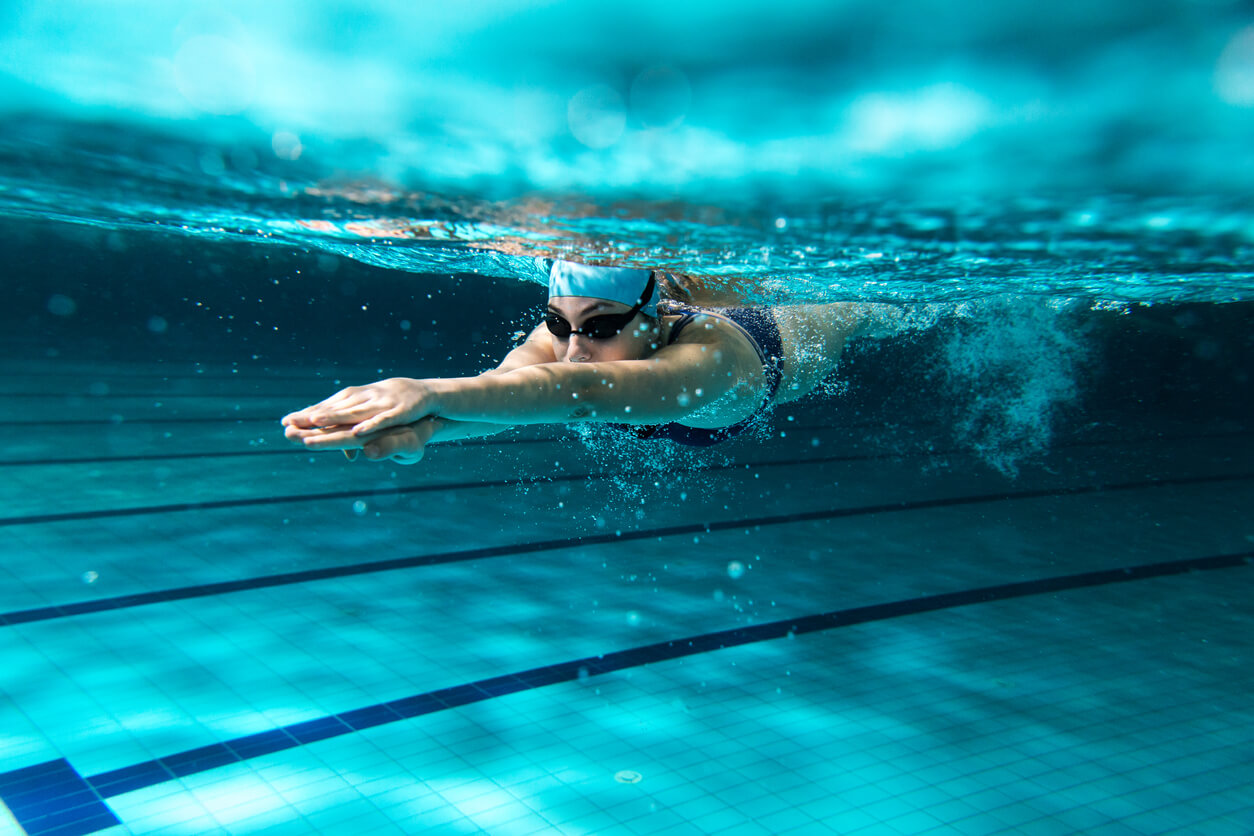 Mujer nadadora implementando los consejos para cada estilo de natación