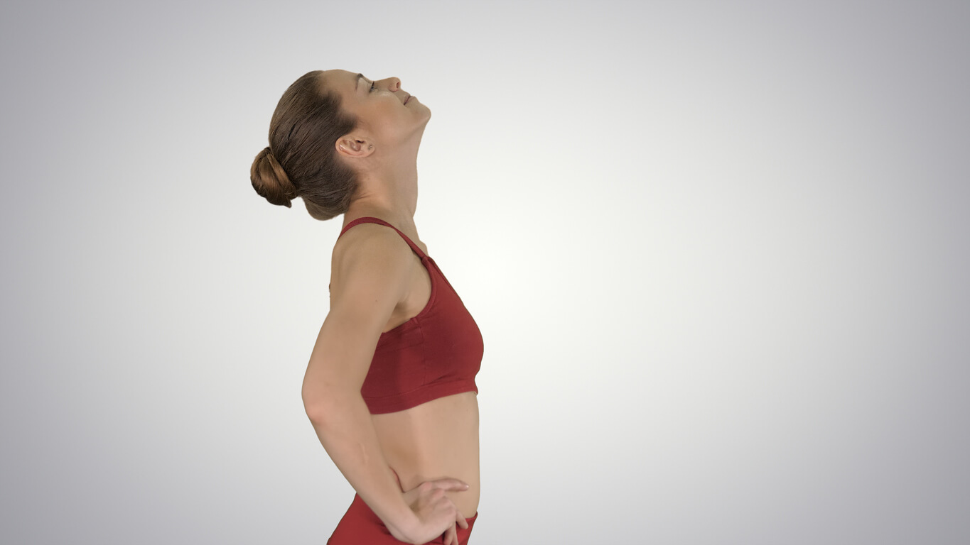 Mujer realizando ejercicios de movilidad articular en el cuello