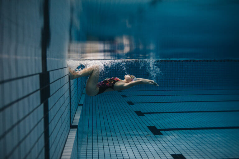 ¿Cómo hacer la salida perfecta en natación?