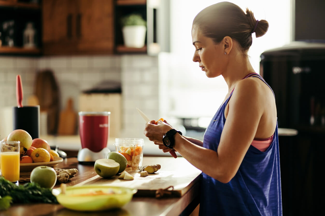 Mujer realizando los 4 pasos para el éxito de una dieta saludable