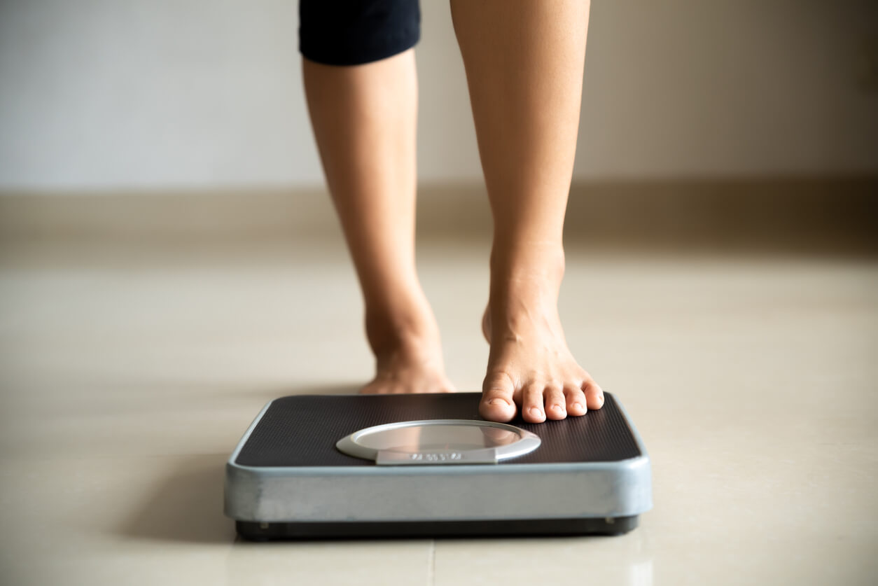 ¿Por qué es peligroso tener bajo peso y qué debes hacer?