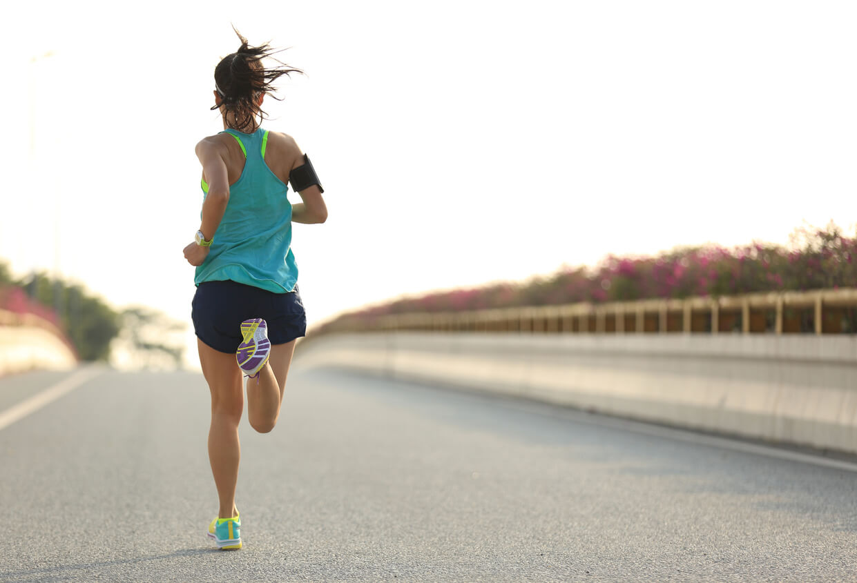 Mujer quemando calorías al correr