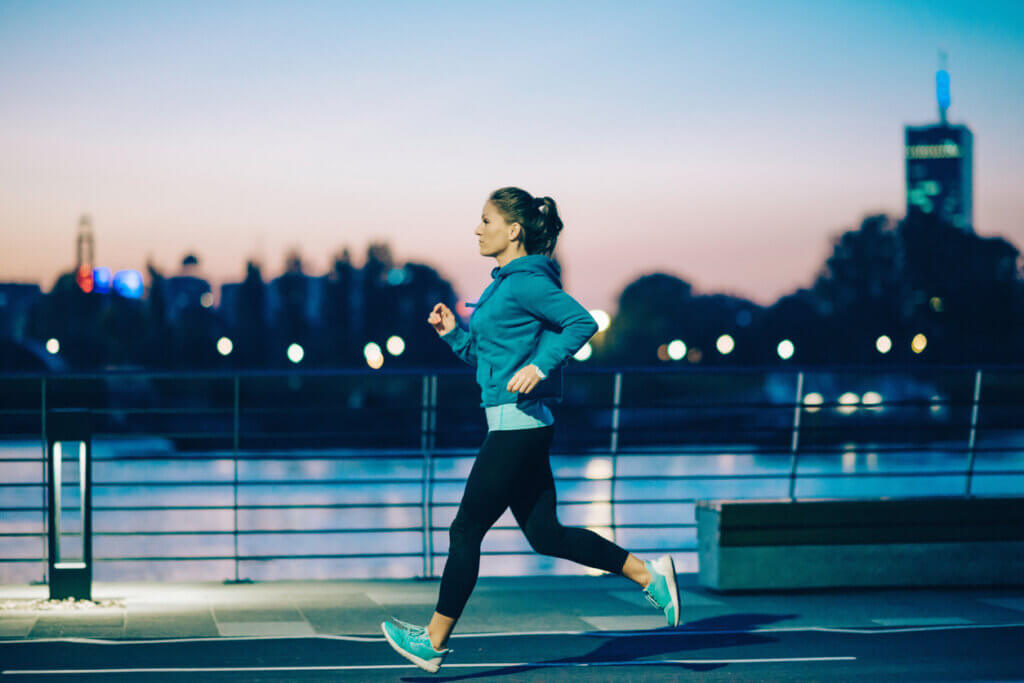 Mujer corriendo durante más tiempo tras consumir alimentos energéticos