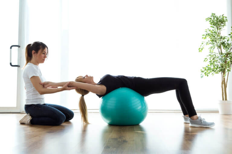 ¿Cómo fortalecer el core con ejercicios y balón medicinal?