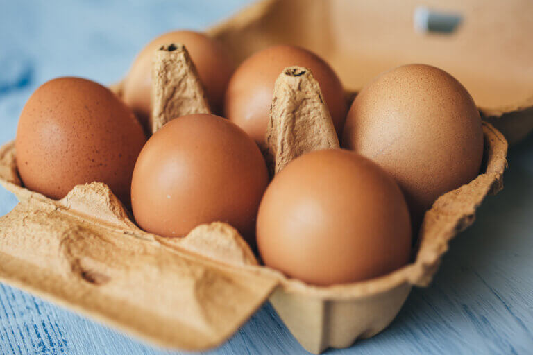 ¿Qué tan saludable y beneficioso es comer huevos crudos?