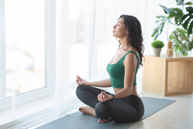 5 posturas de yoga que te ayudaran a conciliar el sueño