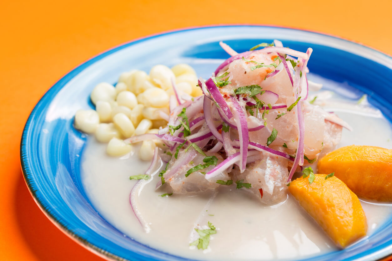El ceviche es un plato típico de Perú