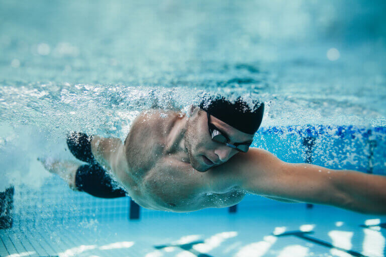 ¿Qué se consigue al mantener la cabeza dentro del agua mientras nadas?