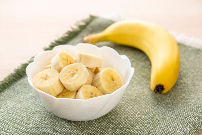 ¿Cuántas calorías y carbohidratos tiene un plátano?