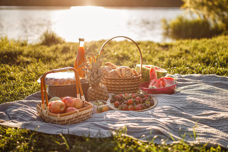 2 recetas saludables para llevar de comer a un picnic con amigos