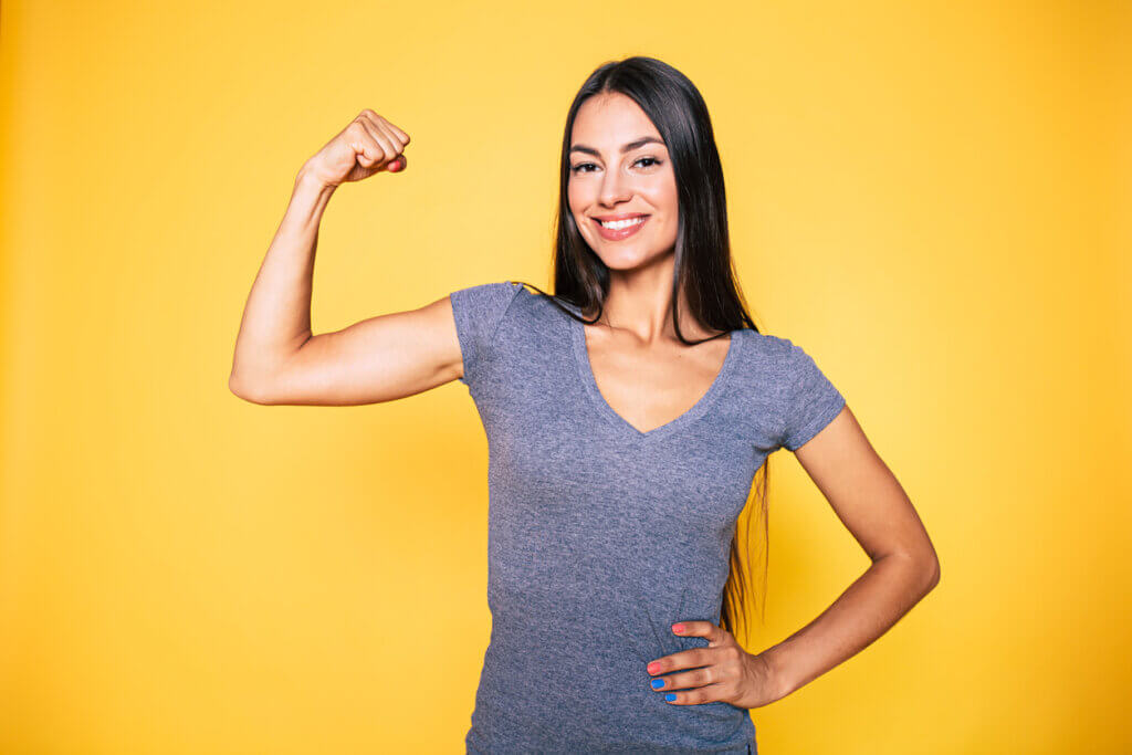 Mujer exhibiendo sus bíceps