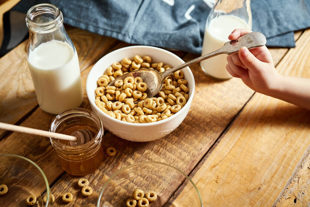 Bowl de cereales en forma de anillos con leche