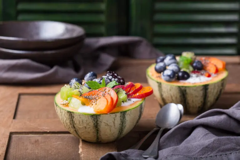 Un desayuno completo con melón y yogur