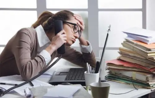 Mujer que sufre estrés en el trabajo.