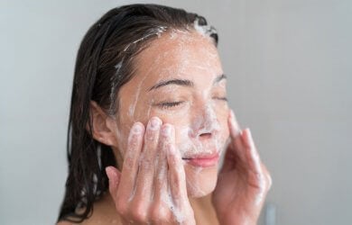 Mujer lavándose la cara