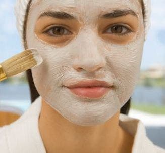 Una mascarilla casera para la piel grasa con acné o granitos puntuales