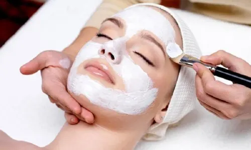 Aplicação de máscara facial