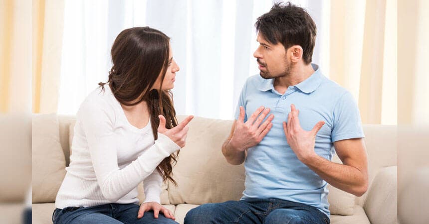Pareja discutiendo sobre un sillón