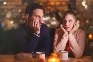Casal zangado em um restaurante