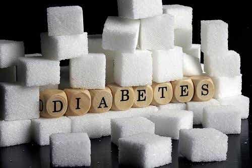 Palabra diabetes con bloques rodeada de azucarillos