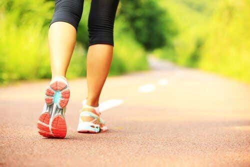 Caminar diariamente puede ayudar a tonificar los músculos de tus piernas