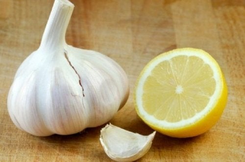 Esmalte casero de limón y ajos para fortalecer las uñas