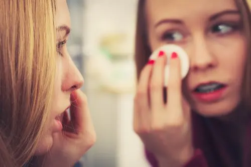 Desmaquillarse los ojos