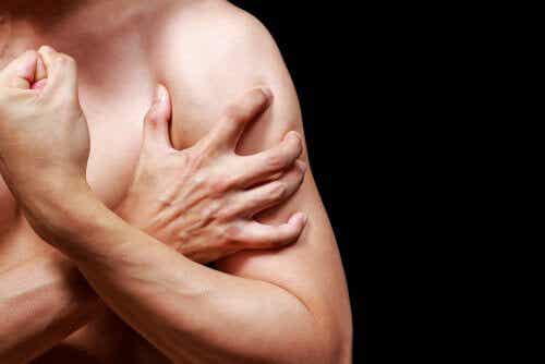 Person oplever smerter i muskler