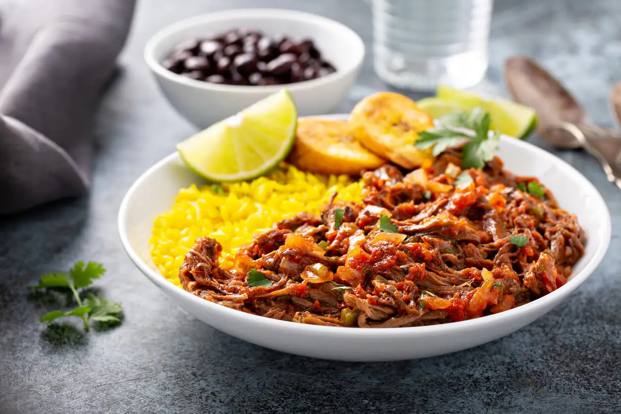 Ropa vieja según la receta colombiana.