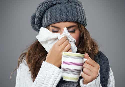 Mujer con resfriado tomando té