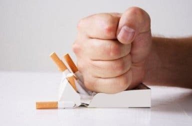 ¿Dejar de fumar engorda?