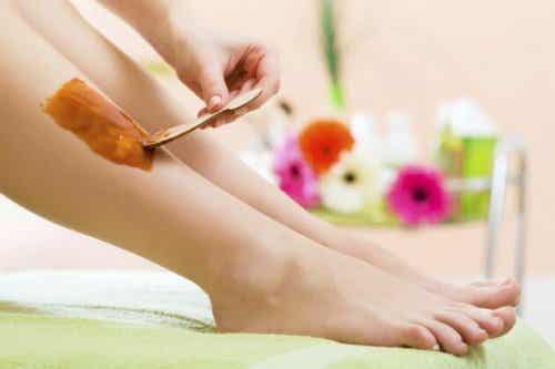 Mujer depilándose las piernas con cera