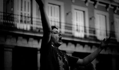Hombre gritando en la calle en blanco y negro