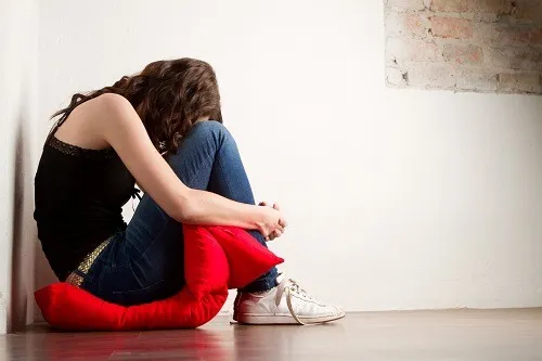 mujer agachada que sufre ansiedad