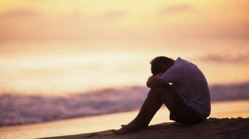 Hombre deprimido al atardecer
