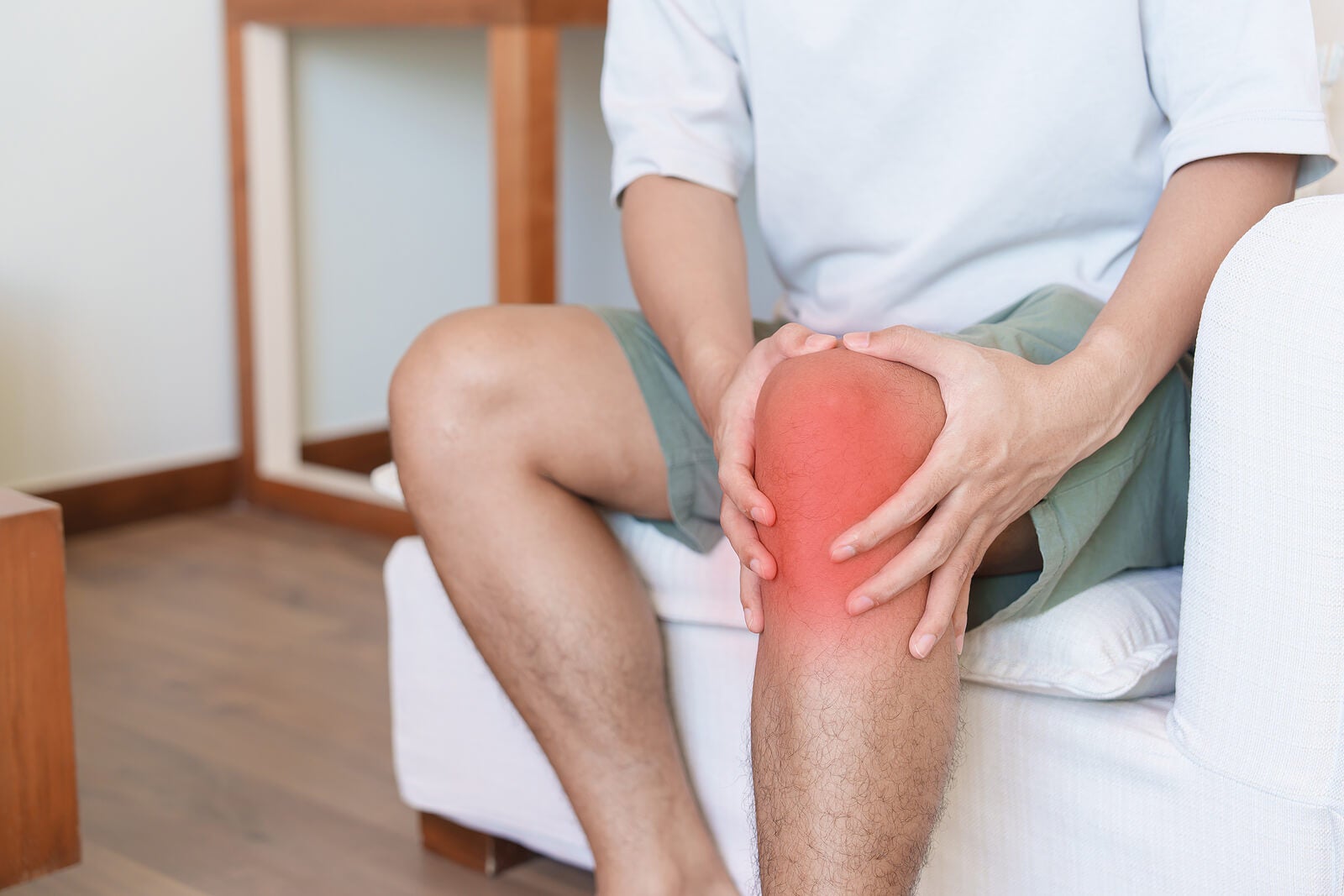 Persona con dolor en la rodilla por osteoartritis