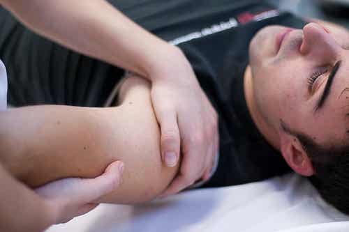 Arthrosebeschwerden - Mann wird an der Schulter behandelt