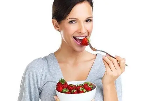 Mujer comiendo fresas