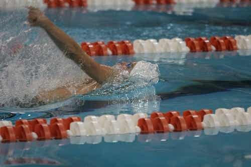 Hombre practicando natación estilo espalda