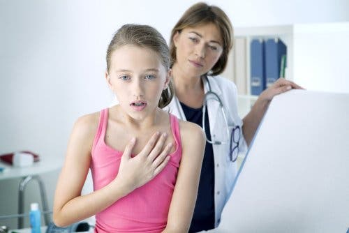 Niña en consulta medica por dolores