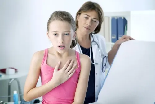 Niña en consulta medica por dolores