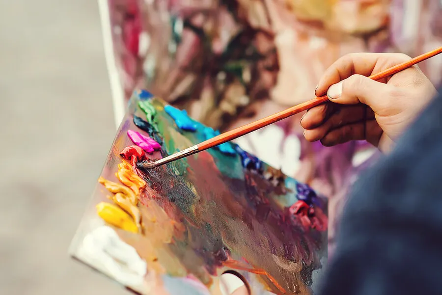 Pintar puede brindar múltiples beneficios a la salud.